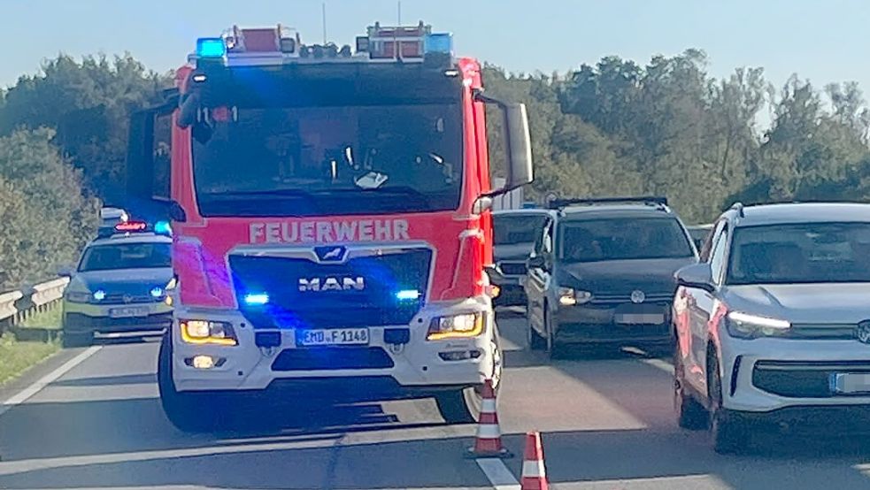 Die Feuerwehr war wegen eines Unfalls auf der A 31 bei Riepe im Einsatz. Foto: Feuerwehr Emden