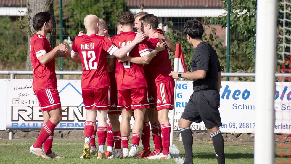 Ein halbes Dutzend Tore feierte TuRa Westrhauderfehn im Spiel gegen Esens. Foto: Heiner Lohmann