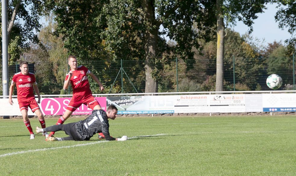 Fast jeder Schuss ein Treffer: Hier schlägt es erneut im Esenser Tor ein. Fotos: Lohmann