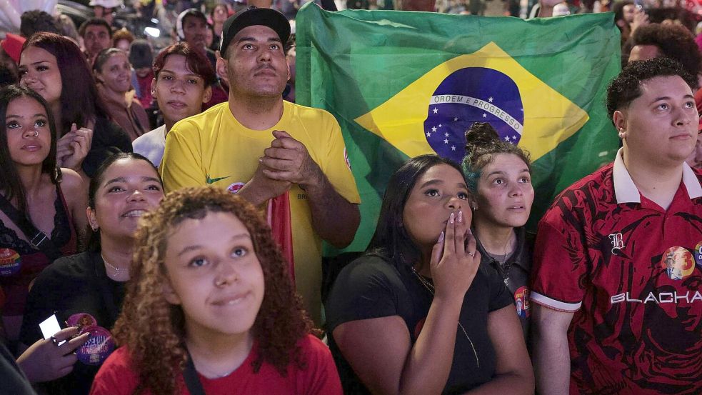 Menschen verfolgen die Auszählung. Foto: Ettore Chiereguini/AP/dpa