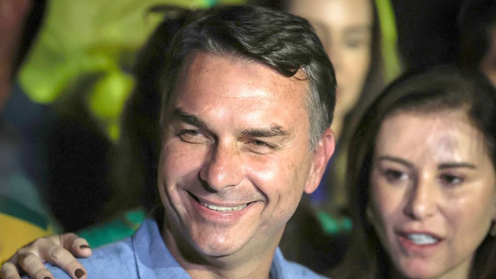 Ganz der Papa, nicht nur äußerlich: Flavio Bolsonaro will die Politik seines wegen eines Putschversuchs inhaftierten Vaters Jair fortsetzen. Foto: AFP/Sergio Lima