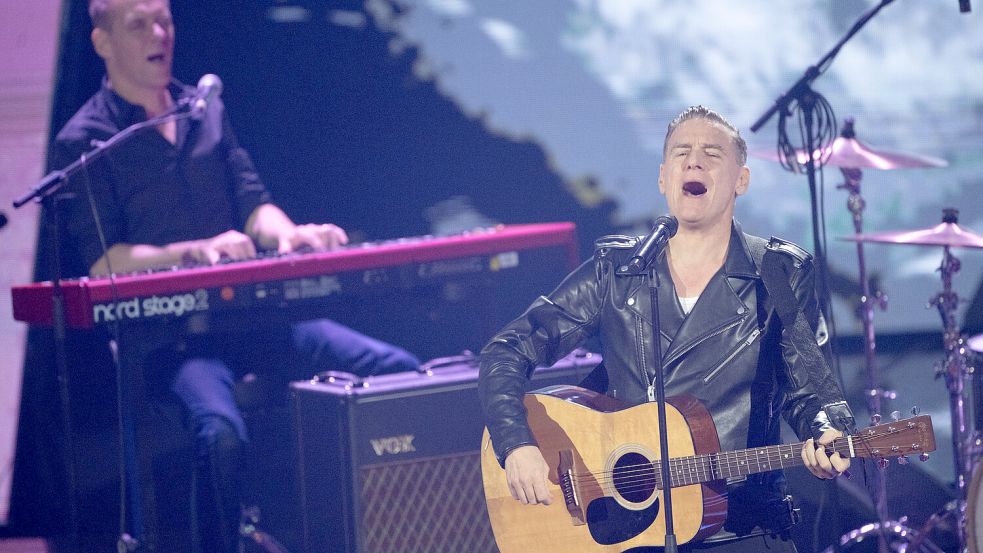 Nach 2006 wieder in Aurich auf der Bühne: Bryan Adams bringt 2027 Welthits wie „Summer of ’69“ und „Heaven“ nach Tannenhausen. Foto: Sebastian Gollnow/dpa