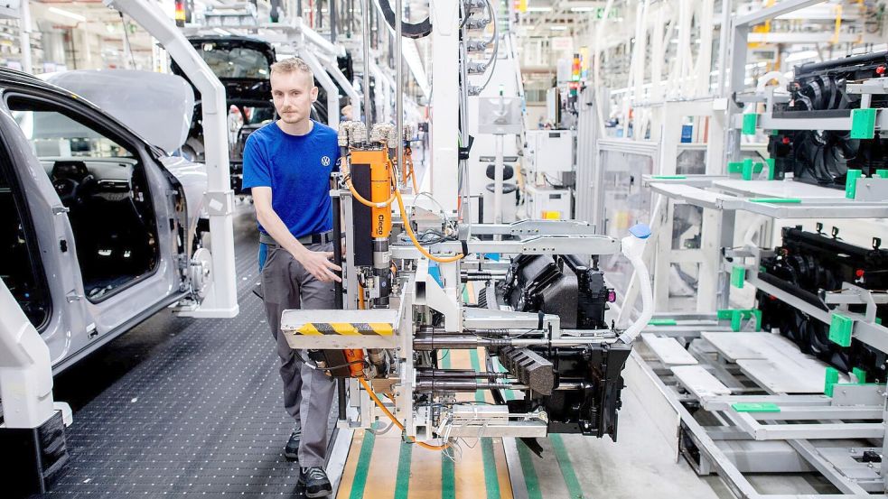 Die Stimmung in der deutschen Autoindustrie ist im September auf einen der tiefsten Werte seit Jahren gesunken. (Archivbild) Foto: Hauke-Christian Dittrich/dpa