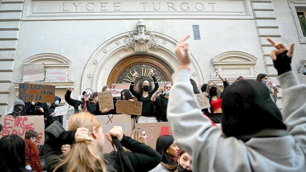 Die Proteste an Frankreichs Schulen dauern an. Foto: Lou Benoist/AFP/dpa