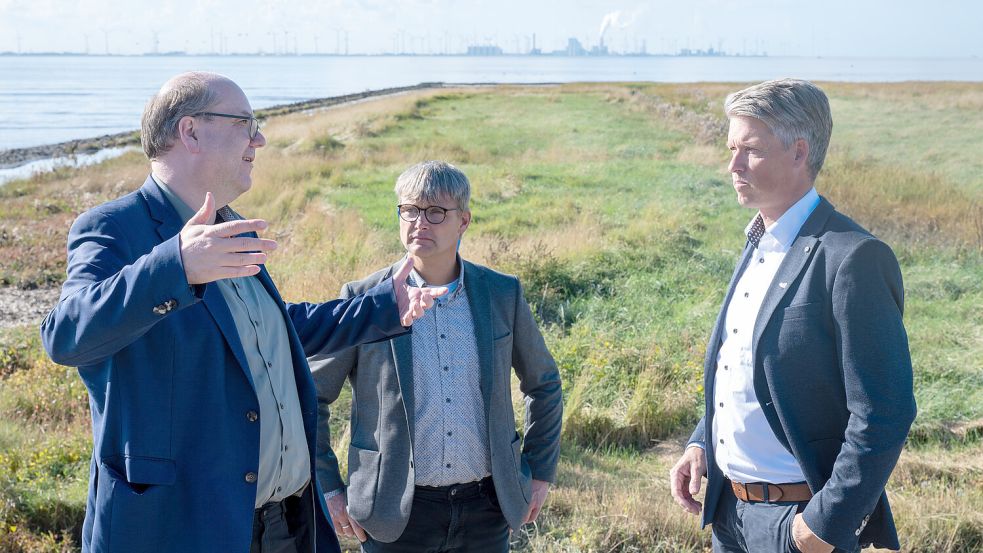 Der niedersächsische Umweltminister Christian Meyer (Bündnis 90/Die Grünen), Oberdeichrichter Gerd-Udo Heikens (Deichacht Krummhörn) und Thomas Schoneboom (NLWKN, von links) besuchten die Deichbaustelle bei Manslagt. Fotos: Klaus Ortgies