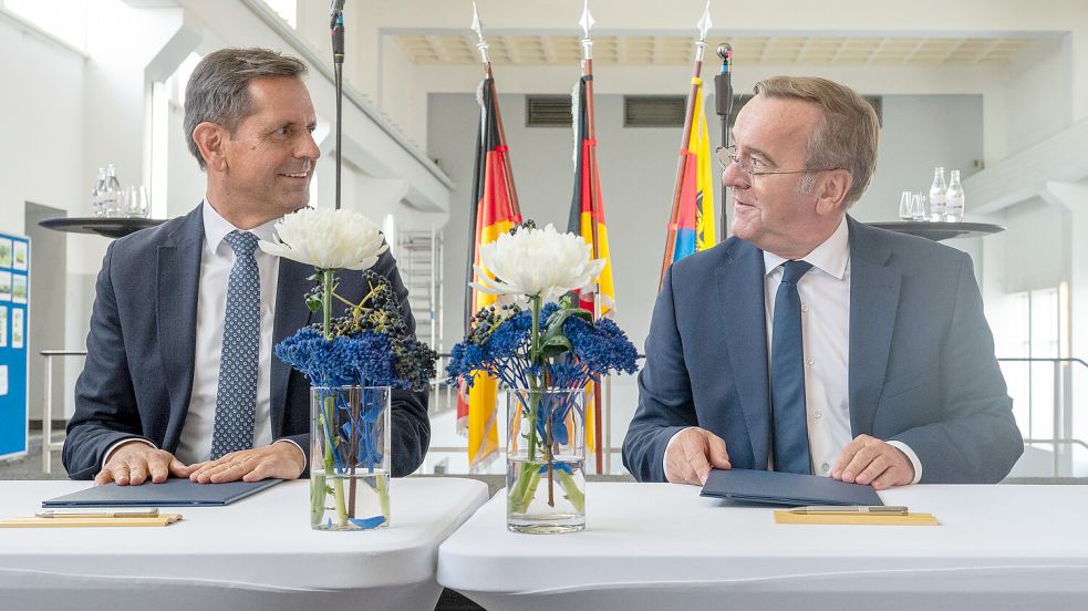 Niedersachsens Ministerpräsident Olaf Lies (links) und Bundesverteidigungsminister Boris Pistorius bei der Pressekonferenz in Emden. Foto: Klaus Ortgies