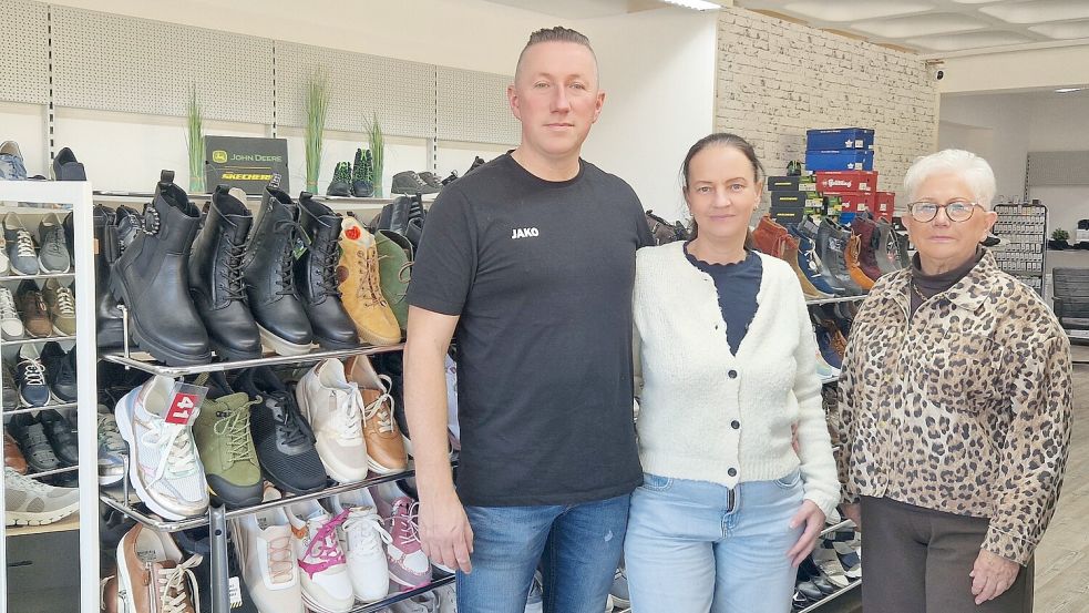 Hartmut Janssen, seine Frau Tanja und seine Mutter Frauke werden das Schuhhaus Janssen in Möhlenwarf Ende November schließen. Foto: Tatjana Gettkowski