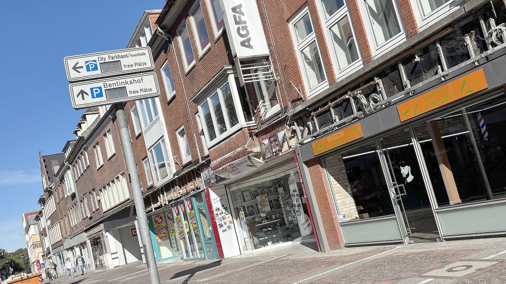 Manche Hausfassaden sehen nach dem Galerie-Abriss noch sehr ramponiert aus: die Häuserzeile in der Neutorstraße. Foto: Stephanie Schuurman