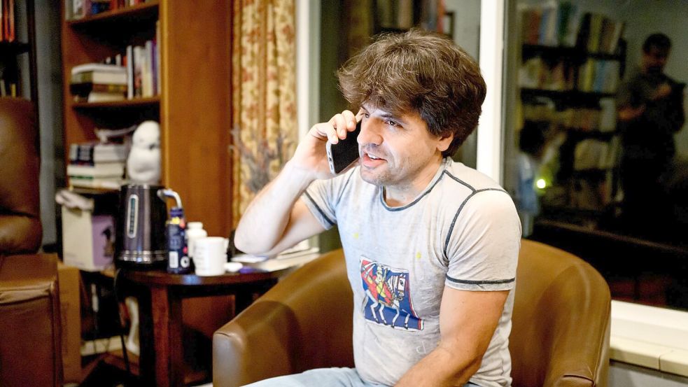 Karl Deisseroth, einer der drei Preisträger des Nobelpreises für Medizin 2026, telefoniert  zu Hause in Stanford, Kalifornien, mit seinem Handy. Foto: Noah Berger/AP/dpa