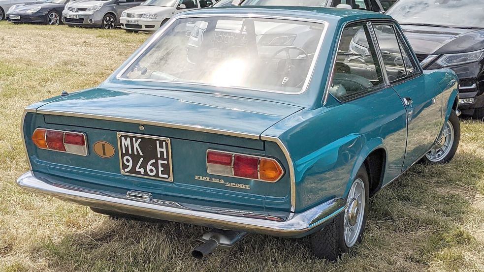 Das Coupè (124 Sport) wirkt optisch wesentlich feiner als Limousine und Kombi. Die abfallende Dachlinie dominiert das Design. Foto: Calreyn 88
