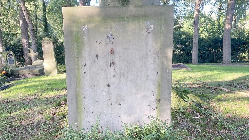 Von diesem Gedenkstein ist die Bronzeplatte mit den Namen der Gefallenen der beiden Weltkriege gestohlen worden. Foto: Ulrike Sundermann