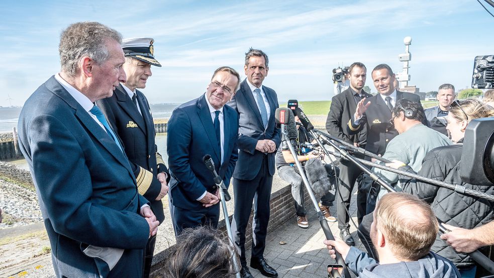 Stellen sich an der Knock den Fragen der Presse: (von links) Horst Jahnke, 1. Stadtrat in Emden, Vizeadmiral Wilhelm Tobias Abry, Inspekteur der Marine, Bundesverteidigungsminister Boris Pistorius (SPD) und Niedersachsens Ministerpräsident Olaf Lies (ebenfalls SPD). Foto: Klaus Ortgies