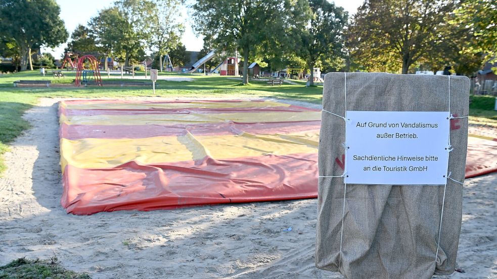 Das beliebte Hüpfkissen auf dem Greetsieler Abenteuerspielplatz ist Vandalismus zum Opfer gefallen. Fotos: Heinz Wagenaar