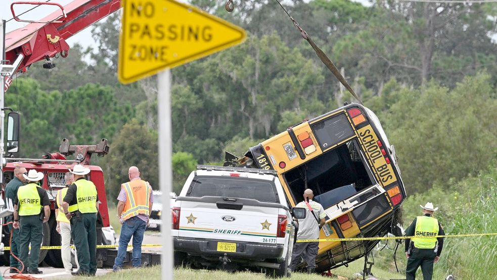 Bei einem schweren Unfall mit einem Schulbus sind zwei Menschen ums Leben gekommen Foto: Phelan M. Ebenhack/AP/dpa