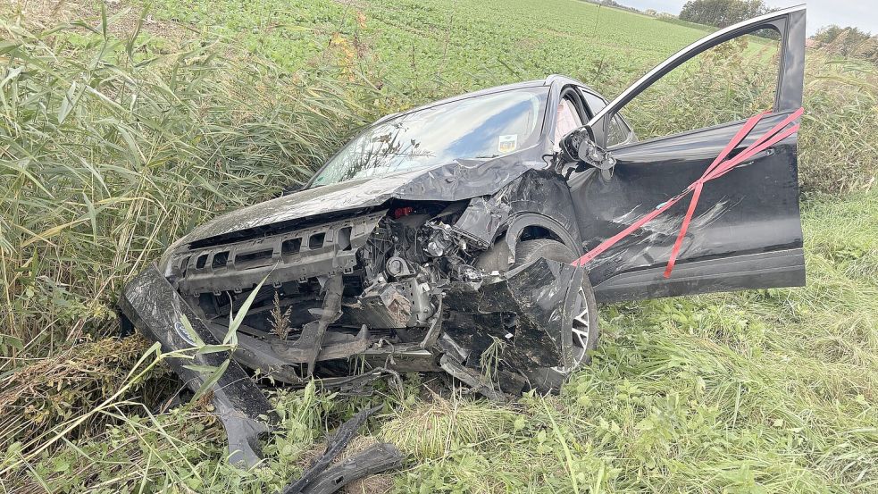 Nach dem Zusammenprall landeten die Fahrzeuge in angrenzenden Gräben. Foto: Rebecca Kresse