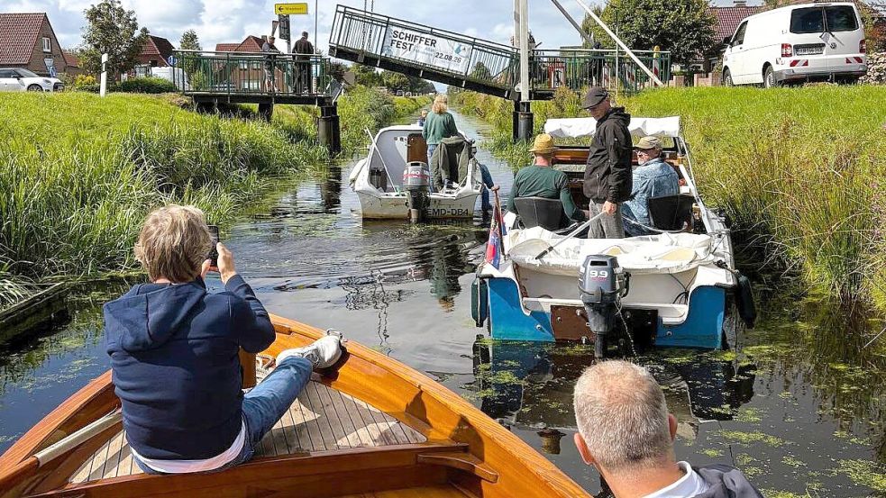 Nur kleine Boote aus Wiesmoor konnten beim Schifferfest 2026 noch über den Großefehnkanal nach Ostgroßefehn fahren. Für 15 weitere angemeldete Schiffe reichte die Wassertiefe nicht. Foto: Johann Ahrends