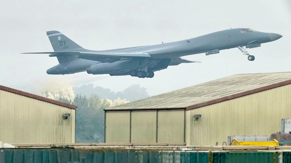 Die Vereinigten Staaten haben Langstreckenbomber von einem Militärstützpunkt in Großbritannien abgezogen - US-Medien berichten, warum.  Foto: Alastair Grant/AP/dpa