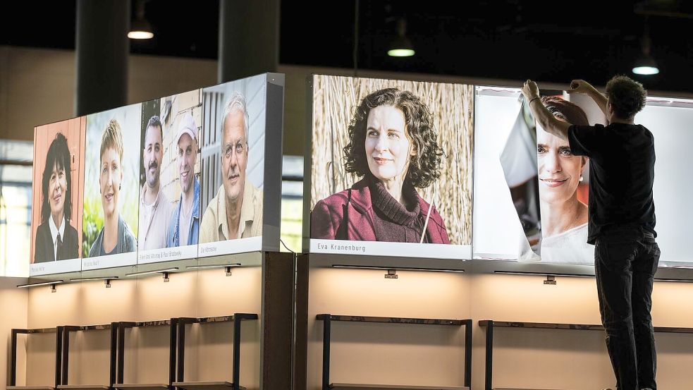 Noch wird aufgebaut auf dem Messegelände.  Foto: Boris Roessler/dpa