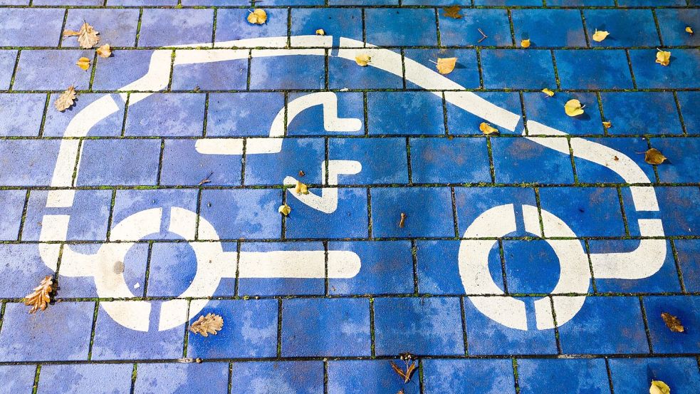 Der Preisunterschied zwischen Verbrennern und E-Autos ist zuletzt wieder gesunken. (Symbolbild) Foto: Julian Stratenschulte/dpa