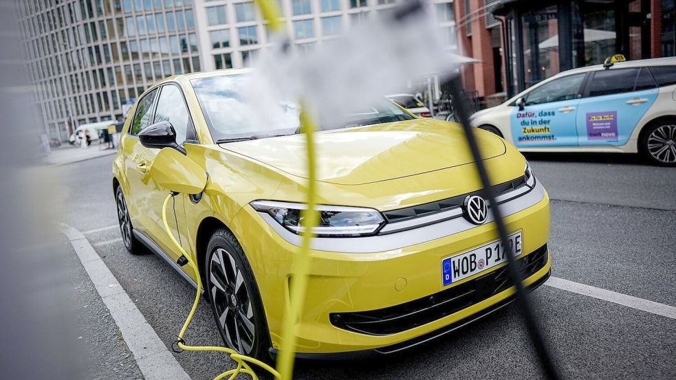 Autos wie der ID. Polo von Volkswagen erhöhen Dudenhöffer zufolge den Preisdruck auf ältere Modelle. (Archivbild) Foto: Kay Nietfeld/dpa