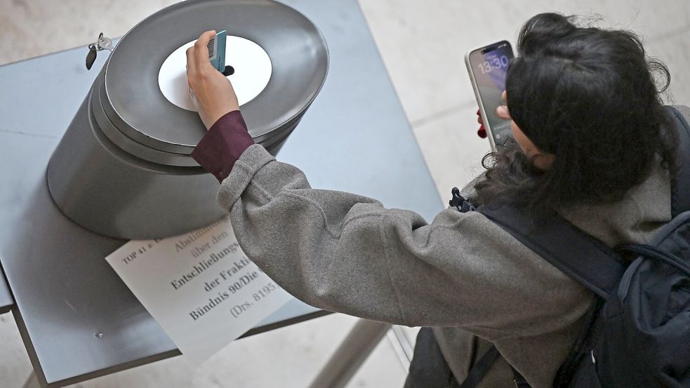 Bei einer namentlichen Abstimmung werfen die Abgeordneten personalisierte blaue (Ja), rote (Nein) oder weiße (Enthaltung) Stimmkarten ein. (Archivbild) Foto: Michael Brandt/dpa