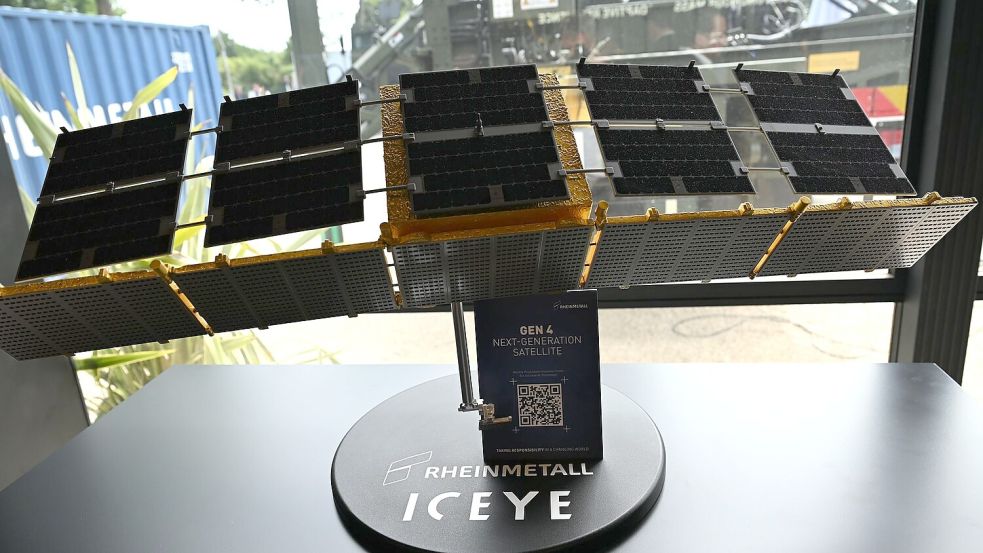 Ein Satelliten-Modell bei der Pariser Waffenmesse Eurosatory im Sommer im Maßstab eins zu vier. In kompletter Größe sind die Satelliten 3,3 Meter lang und 0,8 Meter breit.  Foto: Wolf von Dewitz/dpa