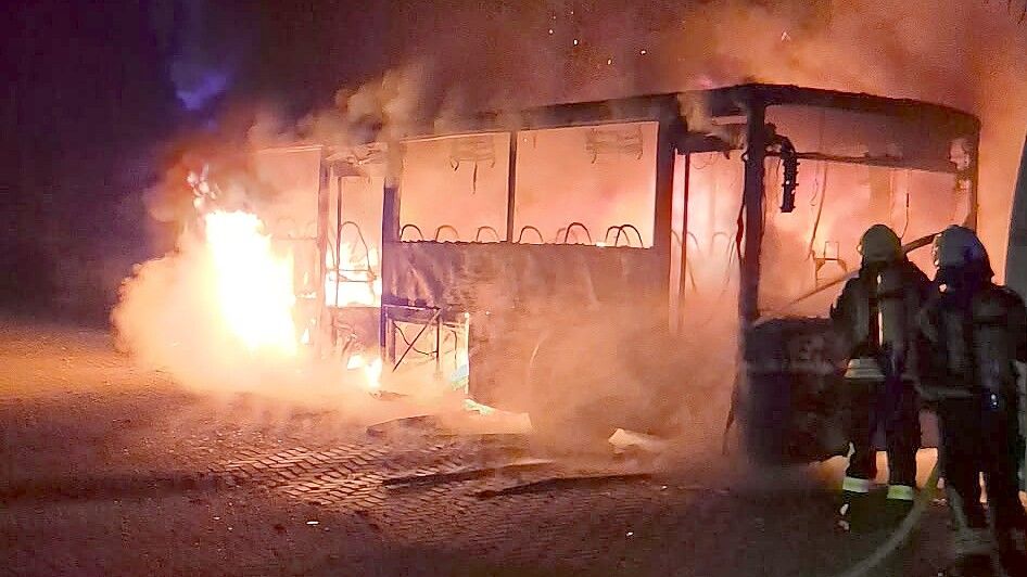In Idafehn-Nord brannte in der Nacht ein geparkter Bus. Die Feuerwehr Potshausen konnte ein Übergreifen der Flammen auf ein weiteres Fahrzeug verhindern. Foto: Feuerwehr Potshausen
