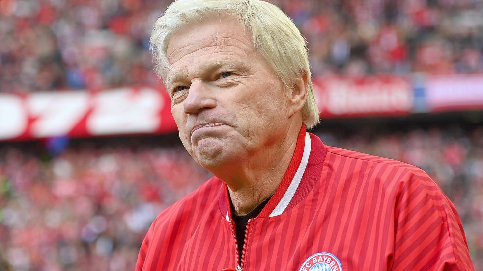 Oliver Kahn stand wie Jonas Urbig früher selbst im Tor des FC Bayern. Foto: IMAGO/Sven Simon