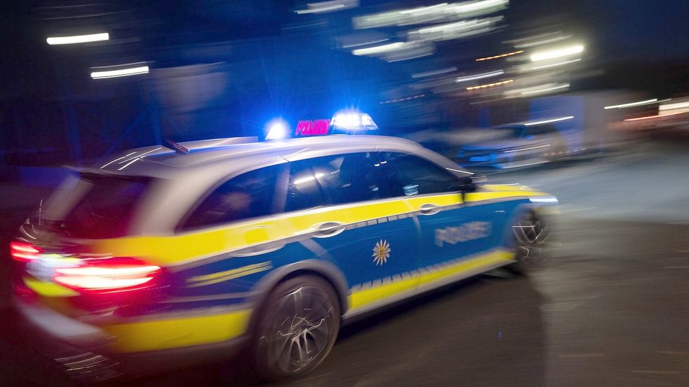 Die Polizei nahm die Verfolgung des Autos auf. Symbolfoto: Marijan Murat/dpa