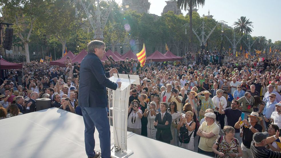 Vor gut zwei Jahren tauchte Puigdemont überraschend trotz Haftbefehl zu einem Kurzauftritt in Barcelona auf.  Foto: Emilio Morenatti/AP/dpa