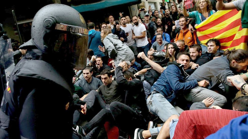 Rund um das illegale Unabhängigkeitsreferendum in Katalonien 2017 kam es zu heftigen Zusammenstößen zwischen der Polizei und Demonstranten. Foto: picture alliance / Manu Fernandez/AP/dpa
