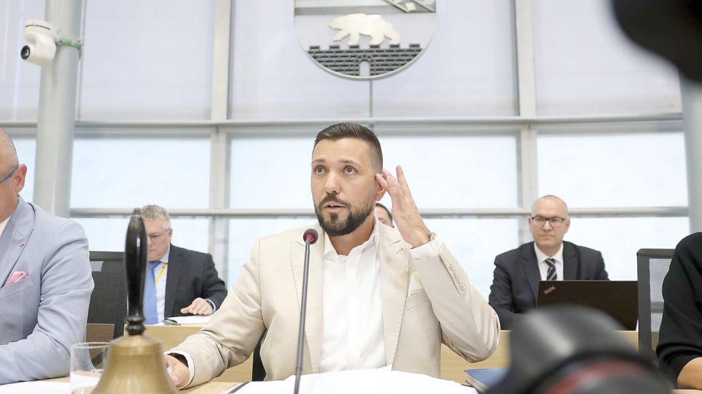 Der neugewählte Landtagspräsident Tobias Rausch (AfD) nimmt nach seiner Wahl vorn im Saal Platz. Foto: Jan Woitas/dpa pool/dpa