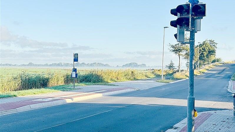 Eine neue Druckampel steht jetzt kurz vor der Luftbrücke in Uphusen. Foto: Aiko Recke