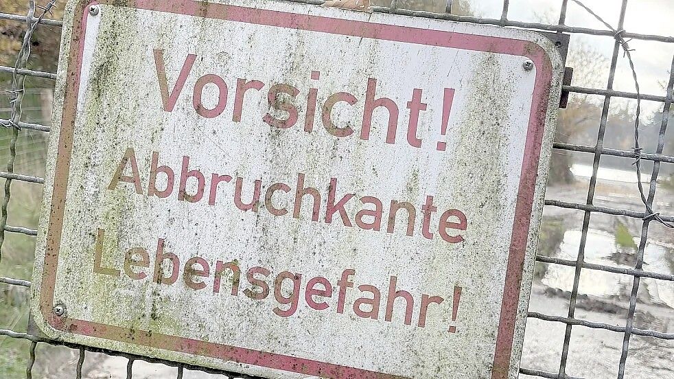 Ein Schild am Tor zur Baggerstelle warnt vor dem Betreten. Hinter dem Eingang soll ein Baggersee entstehen. Ratsmitglied Theo Reemts wollte das jetzt verhindern. Foto: Archiv/Marion Janßen