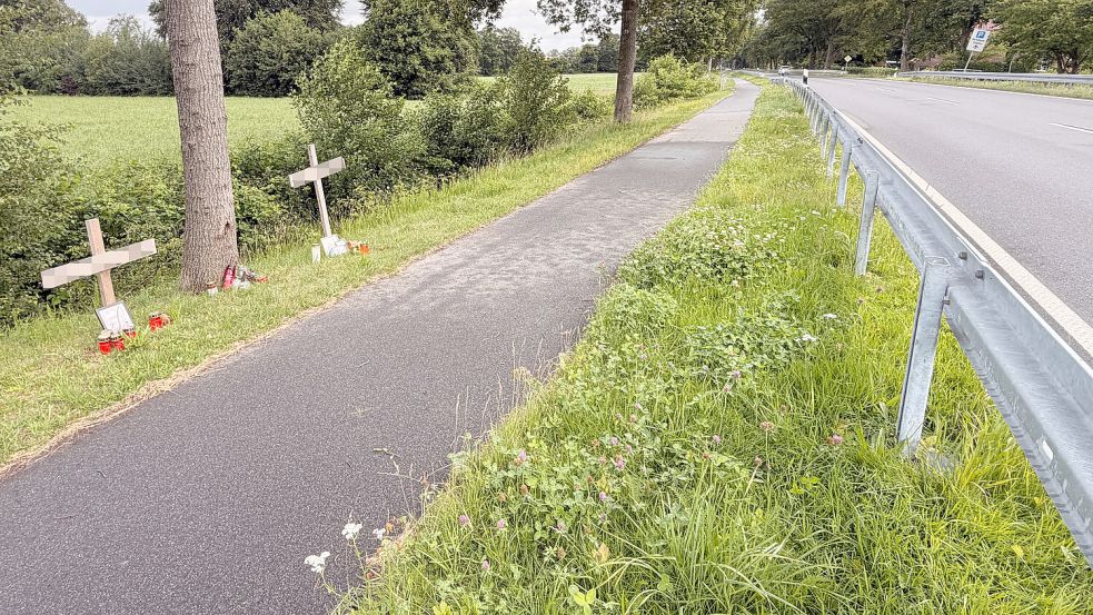 Die beiden Holzkreuze erinnern an die am 19. November 2025 tödlich verunglückten jungen Männer. Seit die Niedersächsische Landesbehörde für Straßenbau und Verkehr zwischen der Fahrbahn der B436 und dem Radweg eine Leitplanke errichten ließ, fühlen sich Radfahrer und Fußgänger ein wenig sicherer, schildern Anlieger. Foto: Susanne Ullrich/Archiv