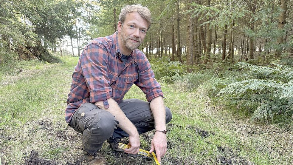 Finn Ahrens ist ehrenamtlicher Wolfsberater im Landkreis Wittmund und sucht öfter mal nach Wolfsfährten im Knyphauser Wald. Foto: Imke Oltmanns