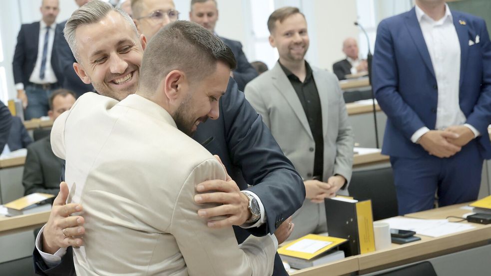 Marsch durch die Institutionen geglückt: AfD-Faktionschef Ulrich Siegmund beglückwünscht Tobias Rausch zur Wahl als Landtagspräsident. Foto: RONNY HARTMANN