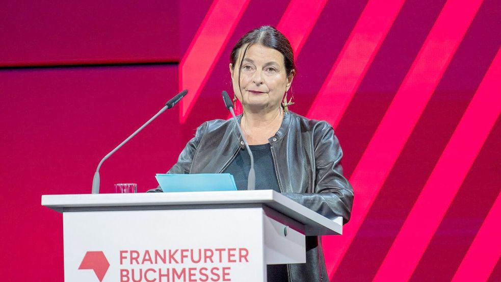 Die tschechische Schriftstellerin Radka Denemarkova wird bejubelt. Foto: Andreas Arnold/dpa