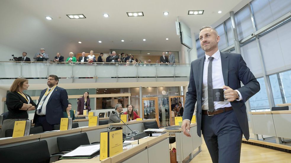 Der Becher mit dem provokanten Aufdruck in Ulrich Siegmunds Händen sorgte für viel Aufsehen. Foto: IMAGO/Ronny Hartmann, Pool/dts Nachrichtenagentur
