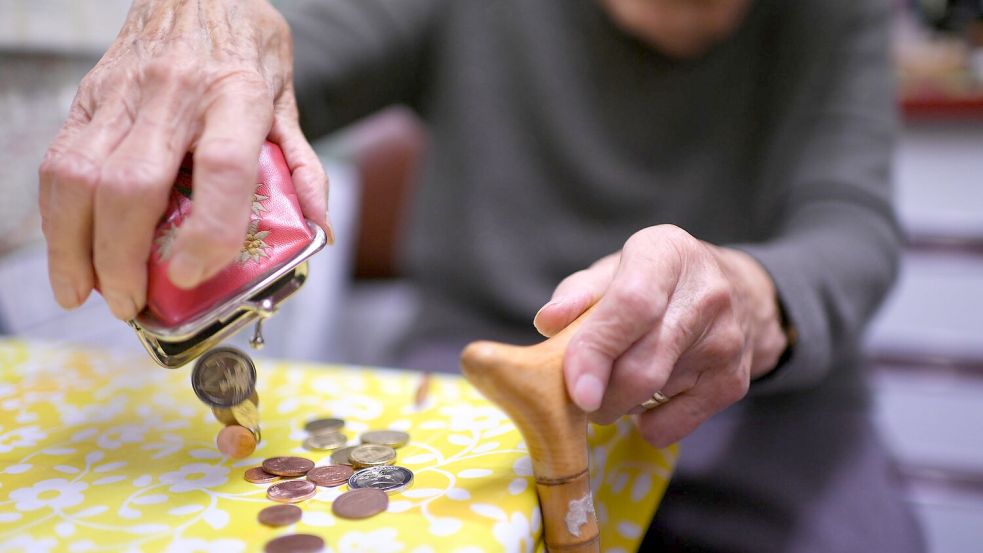 Frauen machen sich laut Umfrage mehr Sorgen um ihre finanzielle Altersvorsorge als Männer. (Symbolbild) Foto: Felix Kästle/dpa