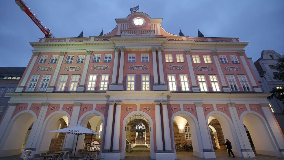 Im Rathaus Rostock arbeiten derzeit 155 Beamte – das soll sich aus Sicht der Oberbürgermeisterin schon bald ändern. Foto: dpa/Bernd Wüstneck