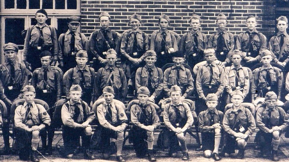 In der Schule und in der Hitlerjugend wurden Kinder und Jugendliche auf das NS-Regime eingeschworen: Welcher dieser Wiesmoorer Hitlerjungen den Lehrer Hermann Picksak persönlich kannte, ist nicht überliefert. Auch ihre Namen sind nicht bekannt. Foto: Ewald Hennek