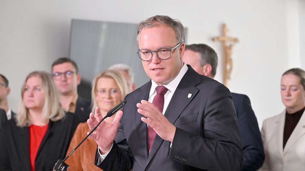 Thüringens Regierungschef Mario Voigt akzeptiert den Entzug seines Doktortitels.  Foto: Martin Schutt/dpa