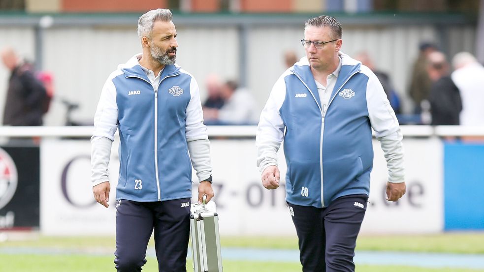 Leers Sportlicher Leiter Erhan Colak (links) und der bisherige Co-Trainer Frank Scholl wollen die Zukunft bei Germania Leer mitgestalten. Foto: Jens Doden, Emden