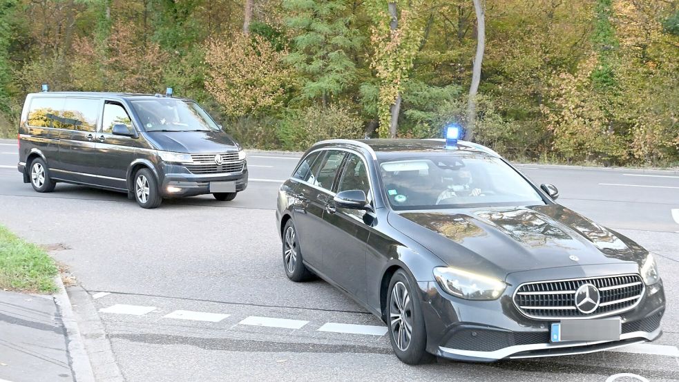 Zivile Polizeifahrzeuge mit Blaulicht fahren auf das Gelände des Bundesgerichtshofes. Ob der wegen Spionagevorwürfen verhaftete Ex-BND-Präsident August Hanning in einem der Autos sitzt, ist unbekannt.  Foto: Uli Deck/dpa
