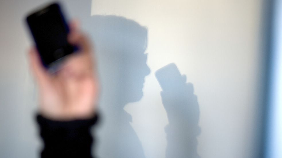 Wer mobil telefonieren will, muss dafür ins Mobilfunknetz. In Friedeburg ist das derzeit nicht immer und überall erreichbar. Symbolfoto: Arno Burgi/dpa