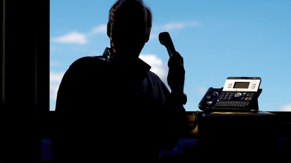 Die Polizei warnt vor Telefonbetrügern, die sich als Ärzte oder Bankmitarbeiter ausgeben und ihre Opfer unter Druck setzen. Foto: DPA
