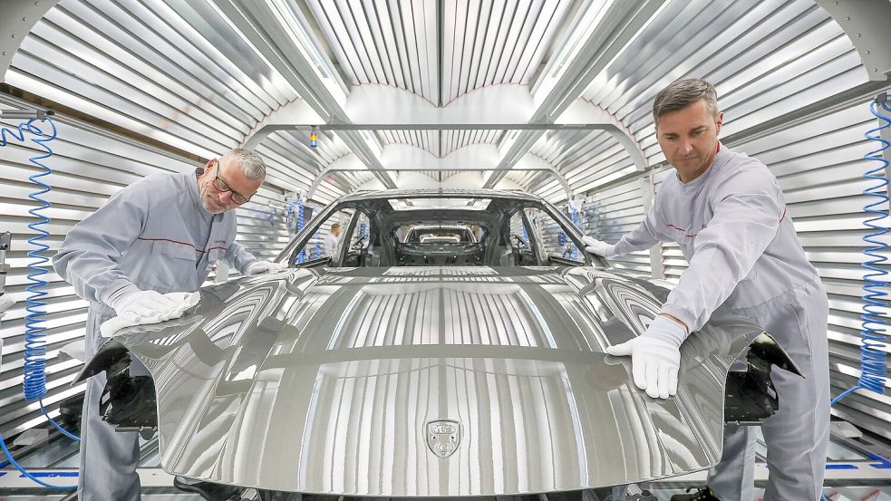 Der Sparkurs trifft auch die Fertigung: Porsche will die Personalkosten dort mittelfristig um bis zu 30 Prozent senken. (Archivbild) Foto: Jan Woitas/dpa