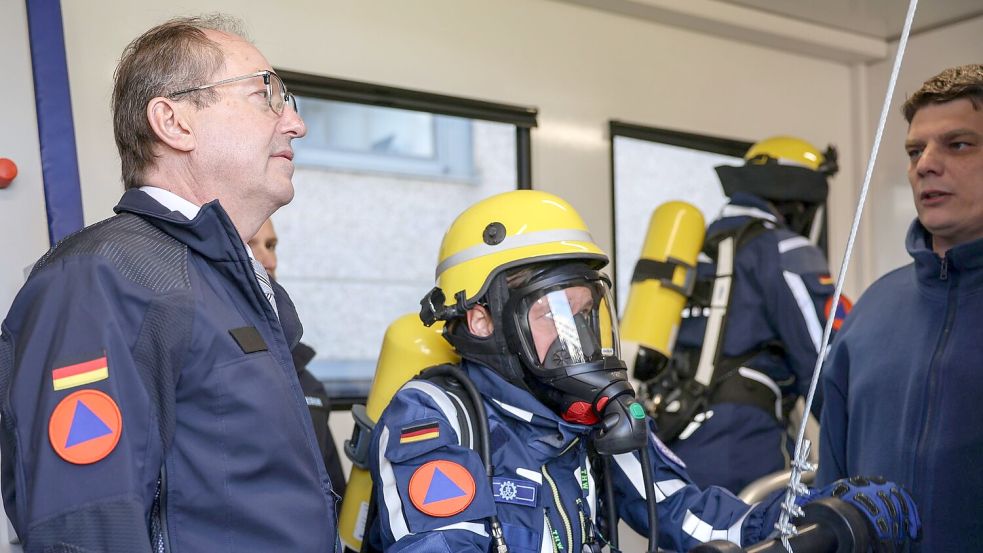 Um den Schutz der Zivilbevölkerung im Spannungs- oder Verteidigungsfall kümmert sich der Bund. Die Verantwortung für den Katastrophenschutz liegt bei den Ländern. (Archivfoto)  Foto: Oliver Berg/dpa