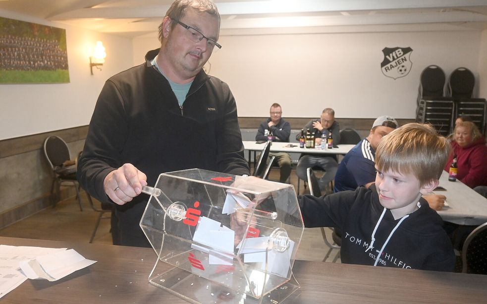Ben Brinkmann (rechts) betätigte sich als Glücksfee bei der Gruppenauslosung für den Fehn-Pokal bei den ersten Herren. Sein Vater Reiner Brinkmann, 2. Vorsitzender des TuS Collinghorst, überwachte die Ziehung. Foto: Holger Weers